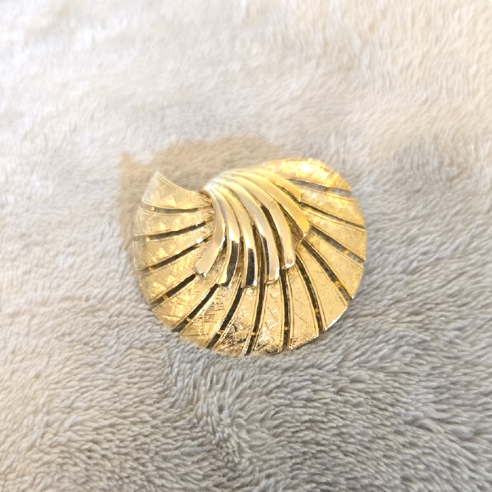 589 Gold Tone Shell Brooch
